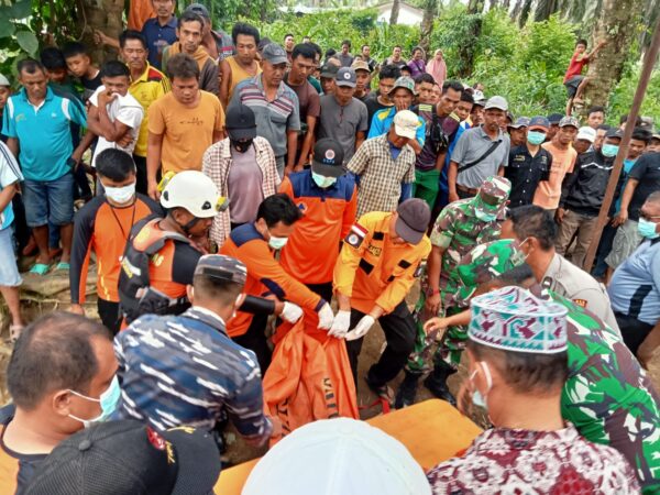Tim Gabungan melakukan evakuasi remaja diterkam buaya di Pasaman Barat