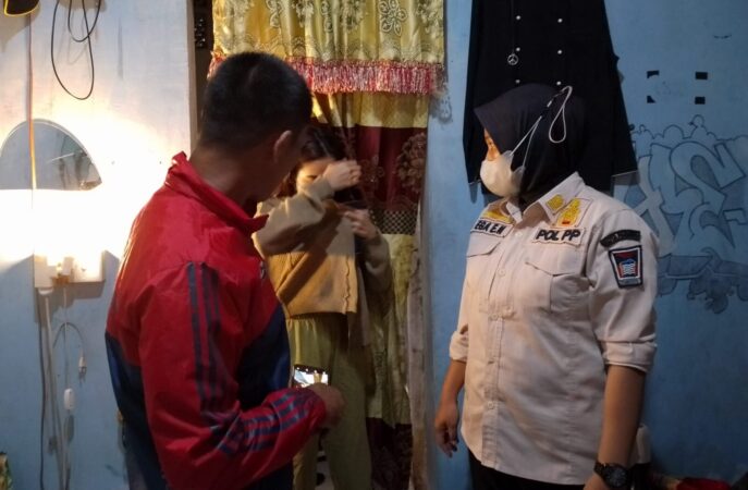 Personel Satpol PP Padang mengamankan Perempuan yang diduga mesum bersama seorang pria di Kamar Kos-kosan di Padang (Foto: Humas Satpol PP Padang)