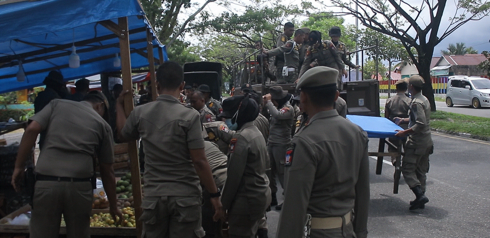 Personel Satpol PP Padang mengangkut lapak PKL ke dalam Mobil yang disediakan (Foto: Humas Satpol PP Padang)