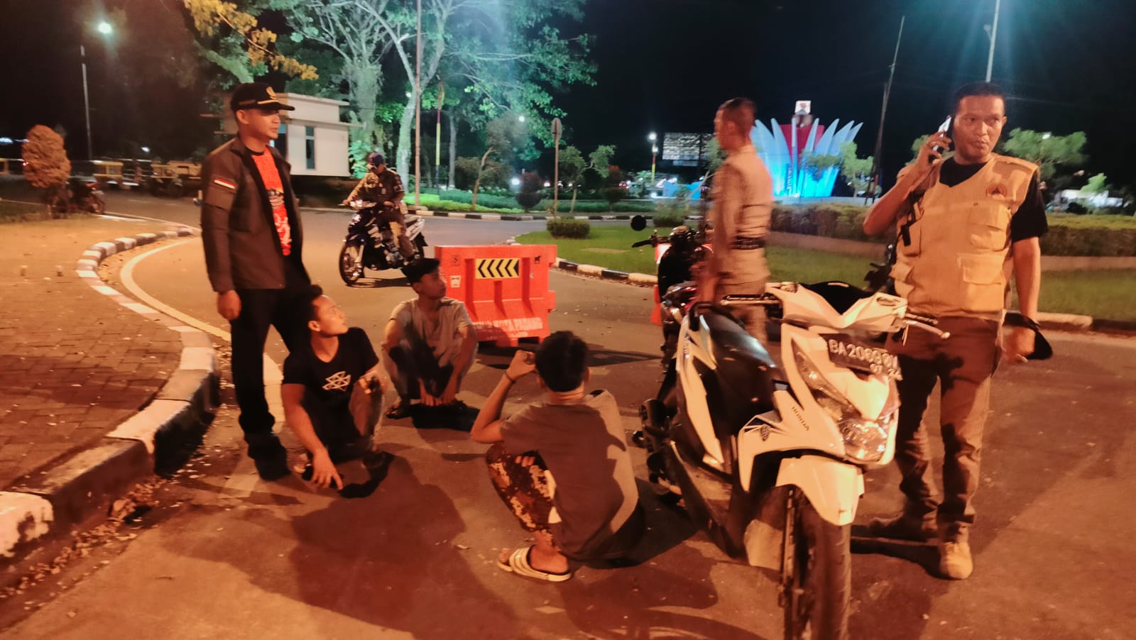Personel Satpol PP Padang mengamankan pelaku balap liar di belakang Kantor Balai Kota Padang