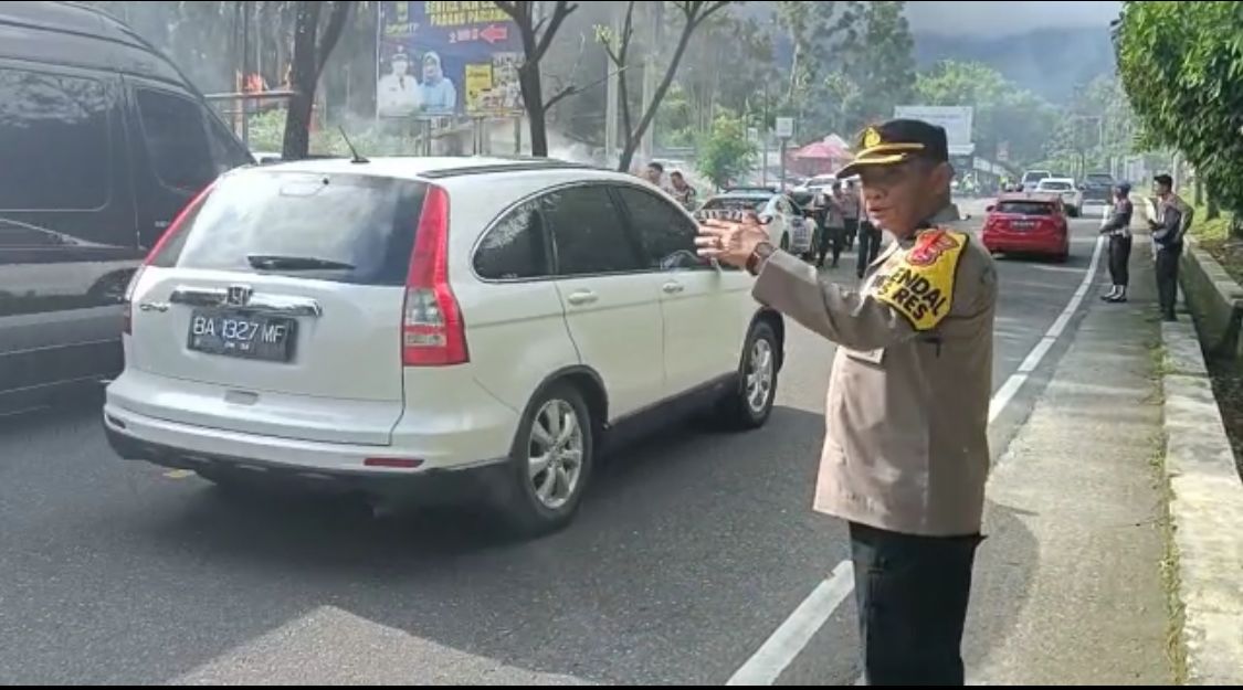 Polisi melakukan pengaturan lalu lintas di Jalur One Way Padang-Bukittinggi|One Way Jembatan Siti Nurbaya (foto: Instagram Satlantas Polres Padang)