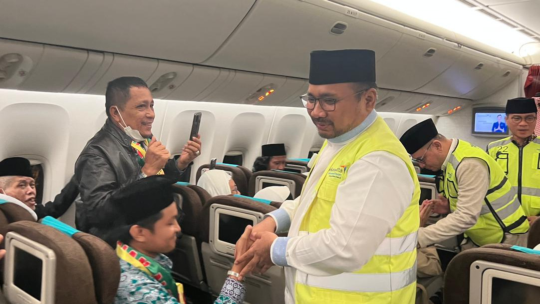 Menag menghampiri jemaah calon haji saat akan melakukan keberangkatan di Jakarta
