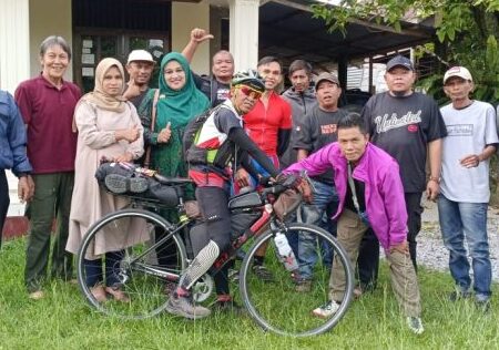 Pria yang bersepeda dari Aceh ke Jakarta mampir di Bukittinggi