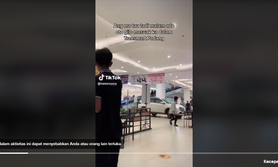 Tangkap Layar Video Viral Mobil Terios Terobos Masuk Transmart Padang