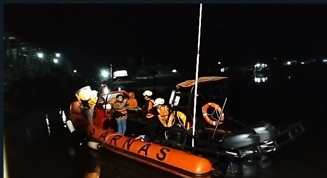 Tim Basarnas Padang melakukan pencarian nelayan hilang di Pasaman Barat