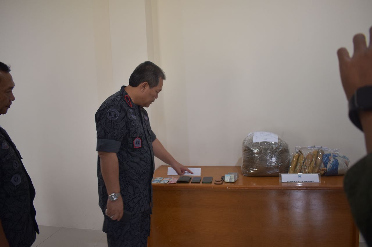 Kepala BNNP Sumbar, Brigjen Pol Sukria Gaos menunjuk barang bukti yang diamankan