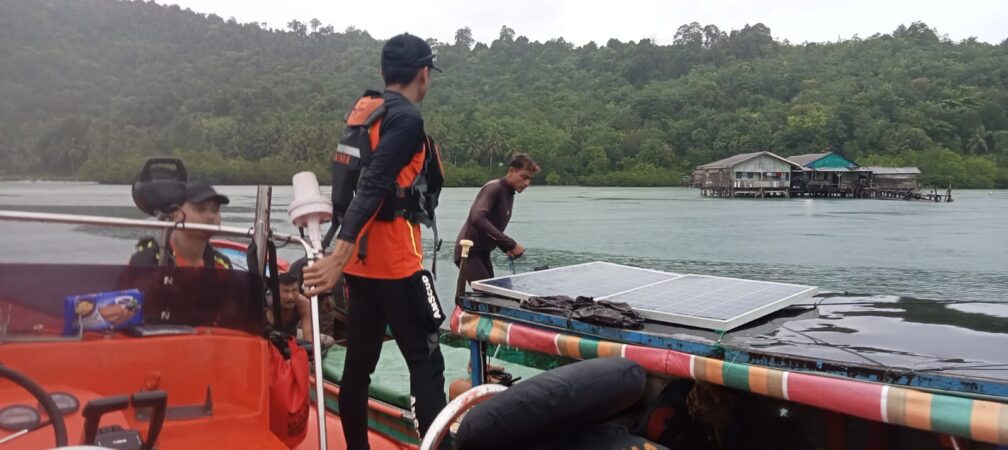Tim Basarnas Nias Melakukan Evakuasi 4 Nelayan