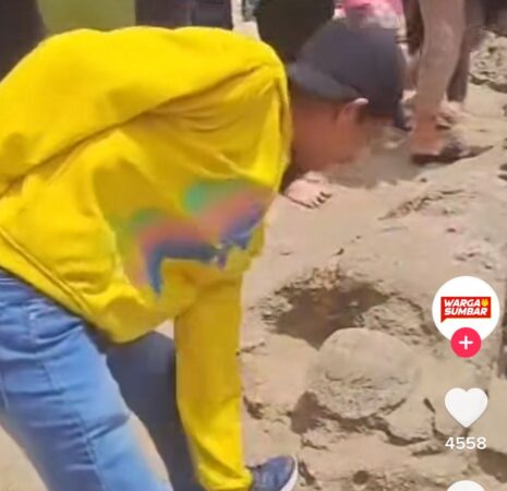 Tangkap Layar video viral pengunjung Pantai Air Manis injak Batu Malin Kundang