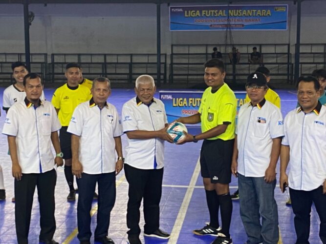 Ketua Asosiasi Futsal Provinsi (AFP) Sumatera Barat, Yasman Yanusar resmi membuka Liga Futsal Nusantara (LFN) 2023. (Foto: Halonusa.com)