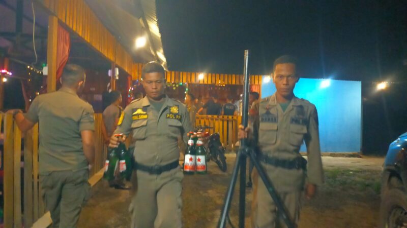 Personel Satpol PP Padang Menyita Minuman Beralkohol di salahg satu Cafe di Jalan Bypass