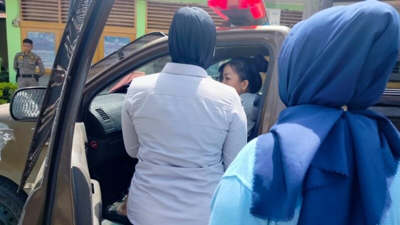 Personel Satpol PP Padang membawa PSK ke Panti Rehabilitasi Andam Dewi di Solok (Foto: Satpol PP Padang)