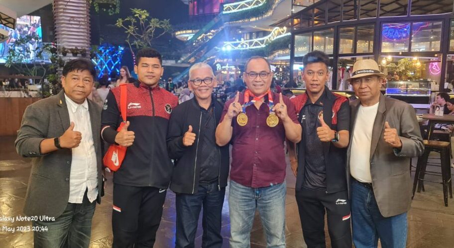 Ketua Umum KONI Sumatera Barat (Sumbar), Ronny Pahlawan sambut dua duta olahraga Sumbar kembali dari ajang SEA Games Kamboja 2023. (Foto: Humas KONI Sumbar)