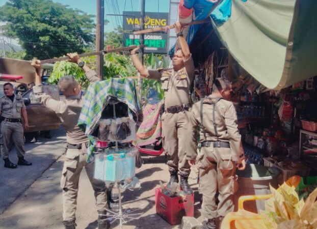 Personel Satpol PP Padang membongkar lapak PKL (Foto: Humas Satpol PP Padang)
