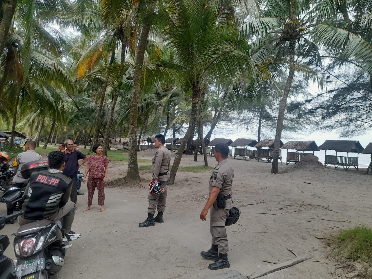 Personel Satpol PP Padang memperingatkan pemilik tempat usaha di Pantai Pasie Jambak