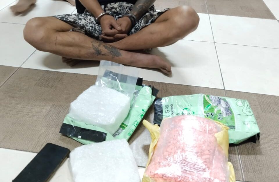 Tersangka dan barang bukti narkoba yang diamankan oleh BNNP Sumbar