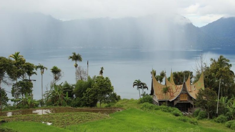 Danau Maninjau, Kabupaten Agam. (Foto: Mcnugrahad'Traveler)