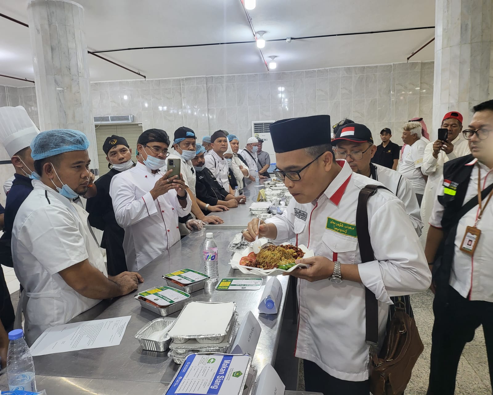 Kepala Daker Makkah Khalilurrahman mencoba menu makanan untuk jemaah calon haji