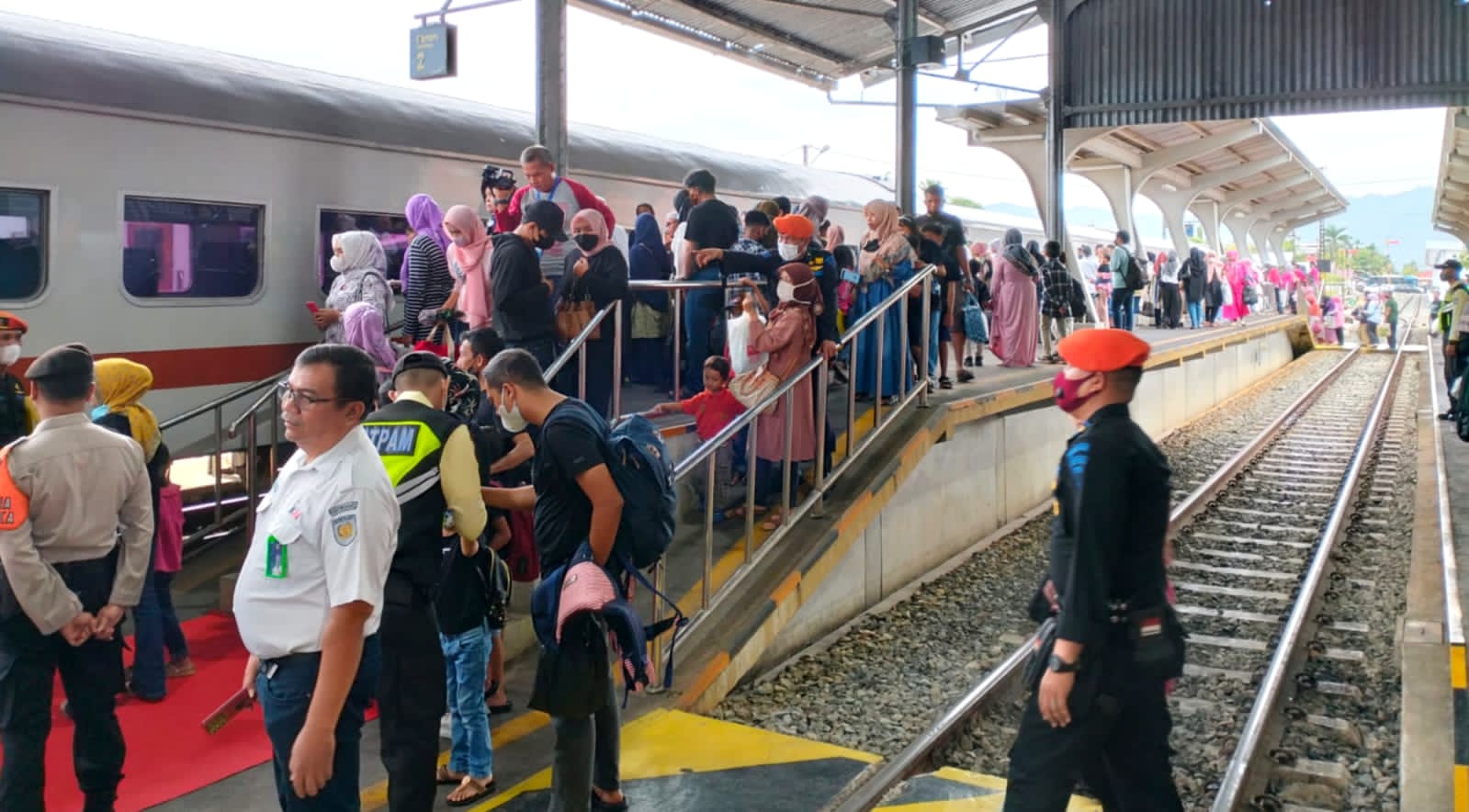Libur Panjang Akhir Pekan,  Stasiun Kereta Api Simpang Haru Dipadati Penumpang