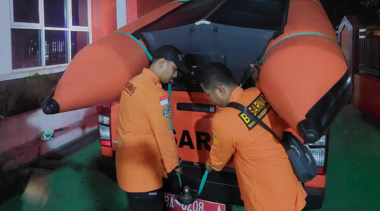 Tim Basarnas Padang menyiapkan perlengkapan untuk melakukan pencarian