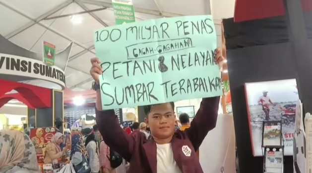 Mahasiswa Sumbar melakukan aksi proters terhadap anggaran Penas KTNA. (Foto: SS Instagram @nopalion_)