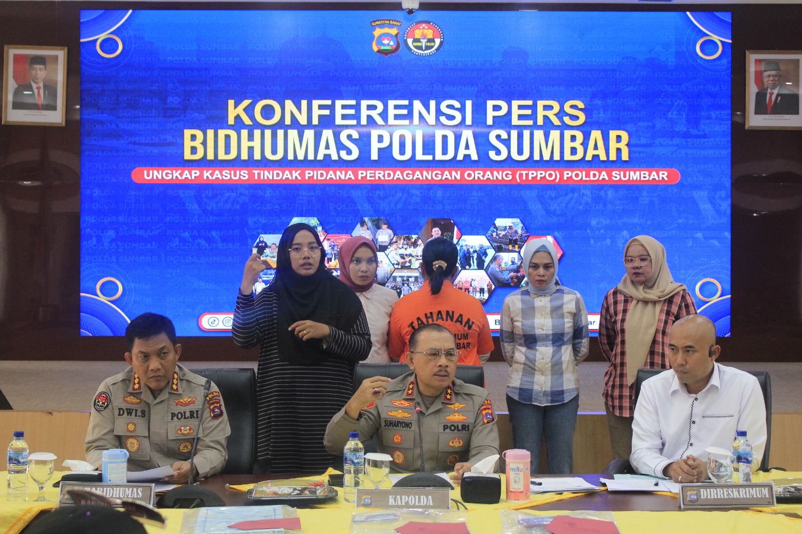 Kapolda Sumbar, Irjen Pol Suharyono saat konferensi pers,.