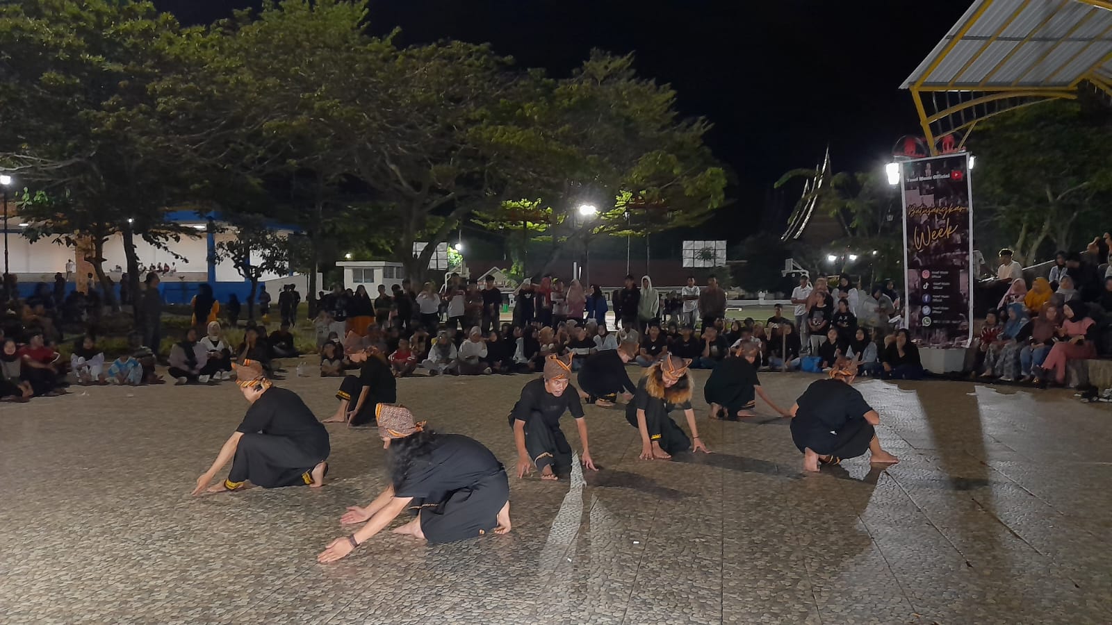 Pertunjukan Randai Pandeka Tengkak dalam kegiatan Goes To Batusangkar Week di Taman Kota Lapangan  Cindua Mato(Dokumentasi; Dede Pramayoza, 2023)