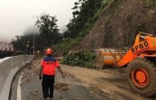 Alat berat dikerahkan dalam penanganan darurat pembukaan jalan di KM59 jalur piket nol Lumajang-Malang, Sabtu 8 Juli 2023. (Foto: BPBD Lumajang)