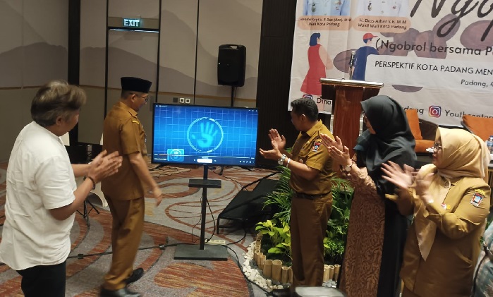 Launching aplikasi 'Si Buyuang' oleh Walikota Padang Hendri Septa bersama Kepala Dinas Pariwisata Padang Yudi Indra Syani dan lainnya.