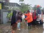 Politisi muda H Dean Asli Chaidir turun tangan untuk membantu masyarakat Kota Padang yang menjadi korban bencana banjir yang terjadi pada Jumat 14 Juli 2023. (Foto: Halbert Halonusa.com)