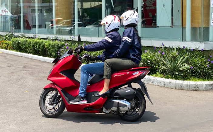 Cara berboncengan dengan aman dan baik menurut Honda Hayati. (Foto: Istimewa)