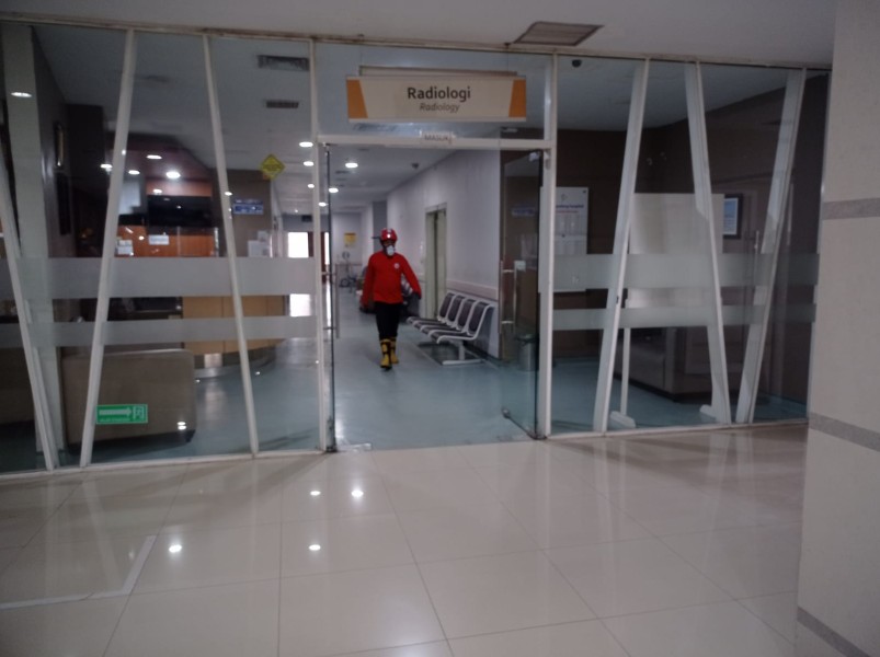Seorang Personel Damkar Padang melakukan pengecekan korban saat terjadi ledakan di Rumah Sakit Semen Padang
