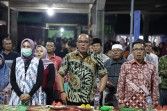 Kepala Puskesmas Nagari Sialang Kapur IX Kabupaten Limapuluh Kota dr. Rara bersama Ketua DPRD Sumbar Supardi.