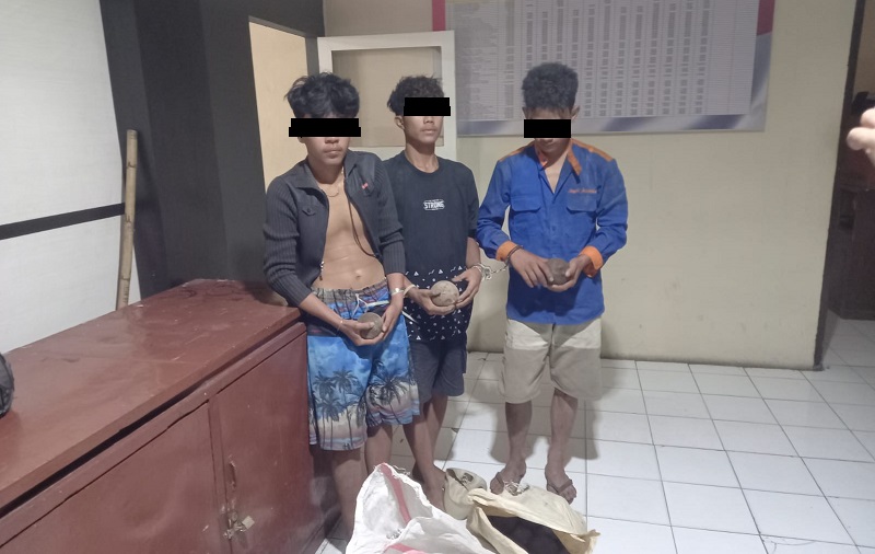 Tiga Pemuda yang diamankan oleh warga dan diserahkan ke polisi