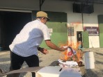 Ketua KPU Kota Padang membakar surat suara rusak