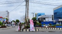 Personel Satpol PP Padang menurunkan APK Kampanye yang terpasang di Kota Padang