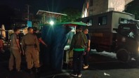 Personel Satpol PP Padang mengangkut barang-barang PKL yang ditinggalkan