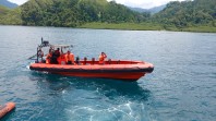 Tim Basarnas Padang melakukan pencarian korban tenggelam terseret ombak