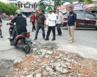 Wali Kota Padang meninjau jalan rusak di Kota Padang