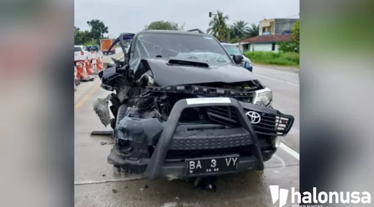 Mobil yang ditumpangi Anggota DPRD Sumbar Evi Yandri Budiman. (Foto: Istimewa)