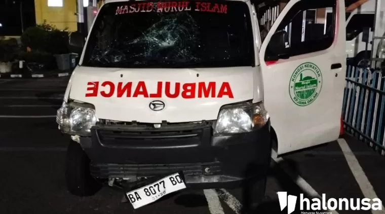Mobil ambulans yang tabrak anggota polisi yang tengah membubarkan tawuran di Padang. (Foto: Istimewa)