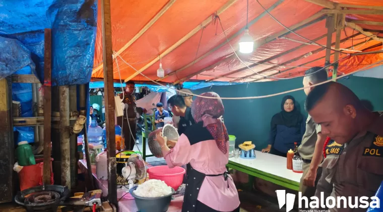 Satpol PP Padang saat tertibkan warung kelambu yang buka siang hari di bulan Ramadan. (Foto: Istimewa)
