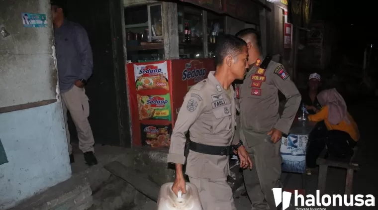 Satpol PP Padang mengamankan tuak dari kedai kopi di Lubuk Begalung. (Foto: Istimewa)
