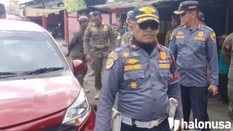 Dishub dan Satpol PP Padang saat melakukan penertiban di kawasan Lubuk Begalung. (Foto: Istimewa)