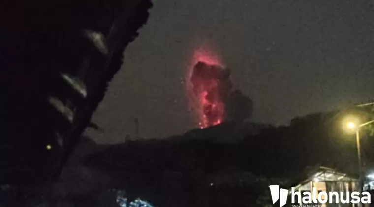 Pantauan kamera CCTV memperlihatkan bahwa adaletusan yang disertai dengan pijaran api dan lontaran magma di atas puncak kawah. (Foto: Istimewa