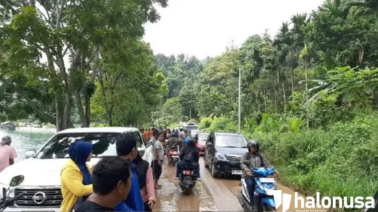 Longsor di Jalan Pinggir Danau Singkarak Sudah Bisa Dilewati, Sistem Buka Tutup