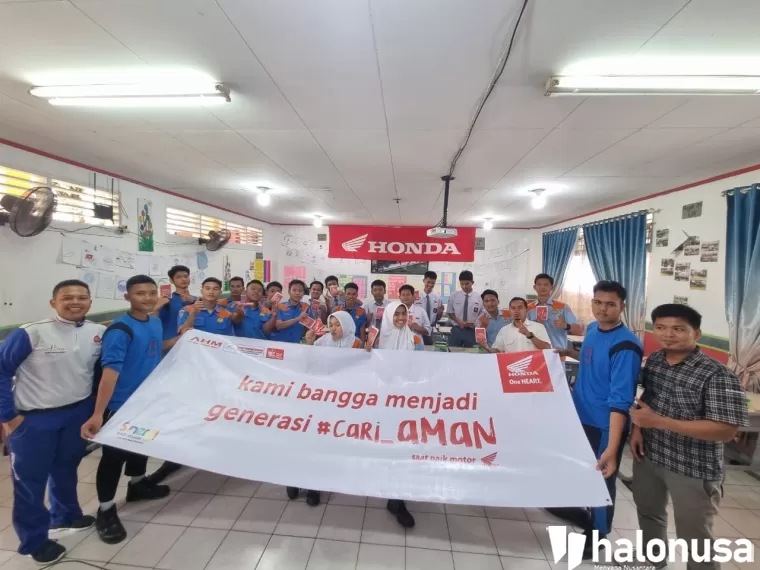 PT Hayati Pratama Mandiri saat memberikan edukasi keselamatan berkendara di SMK Semen Padang. (Foto: Honda Hayati)