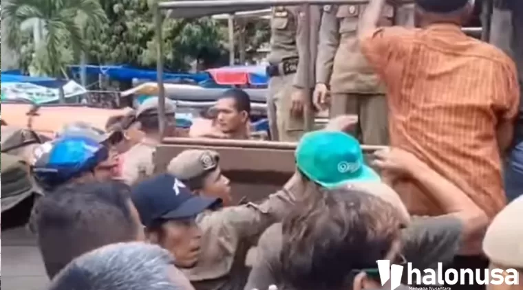 Tangkapan layar video PKL Pasar Raya Padang ricuh dengan petugas Satpol PP. (Foto: Instagram)