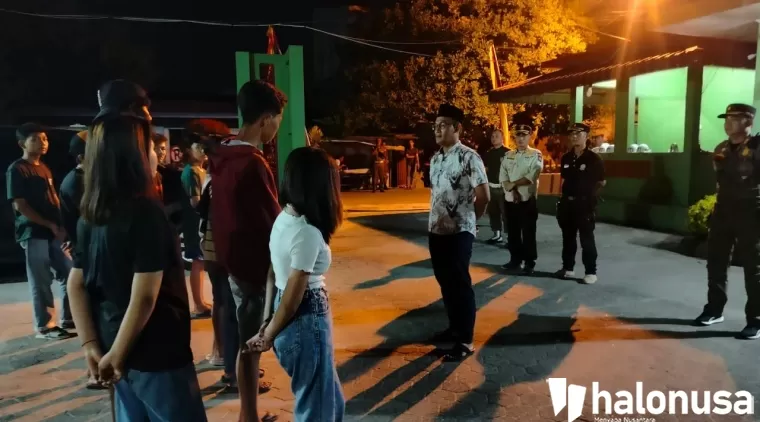 Sebelas remaja yang diamankan Satpol PP Kota Padang tengah diberi arahan di Mako.