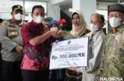 Petani yang terdampak erupsi Gunung Marapi dapat bantuan dari Pemko Padang Panjang. (Foto: Istimewa)