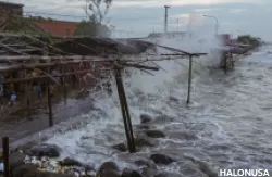 Ilustrasi banjir rob. (Foto: Pedomanrakyat.com)